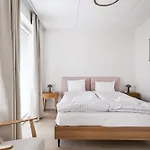 Urban Executive - 3bdr - Sauna - Free Parking Apartman *