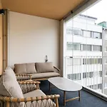 Urban Executive - 3bdr - Sauna - Free Parking Apartman *